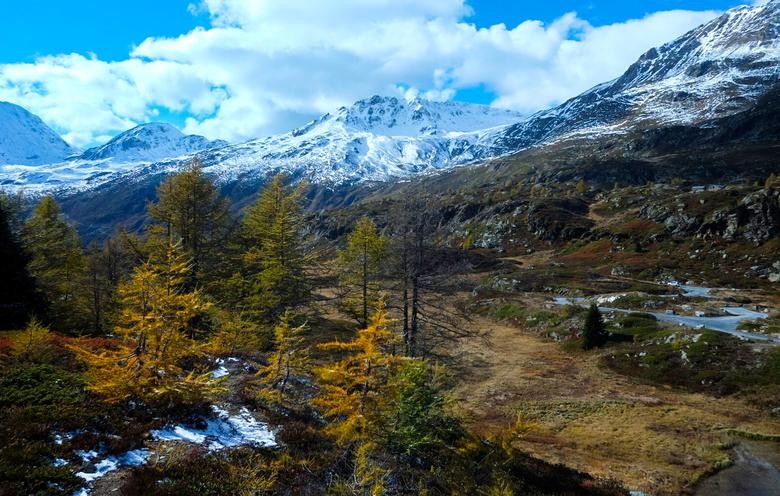 Fresh snow and autumn colors are pictured on a sunny afternoon at The Simplon Path near Brig, Switzerland October 12, 2020 REUTERS/Denis Balibouse